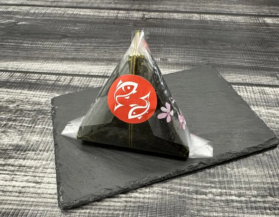 Онигири с лососем